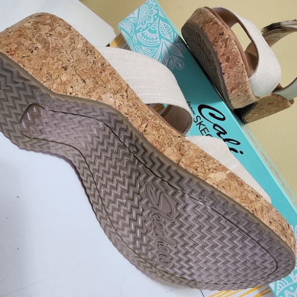 Sketchers size 8 sandal - Picture 4 of 6